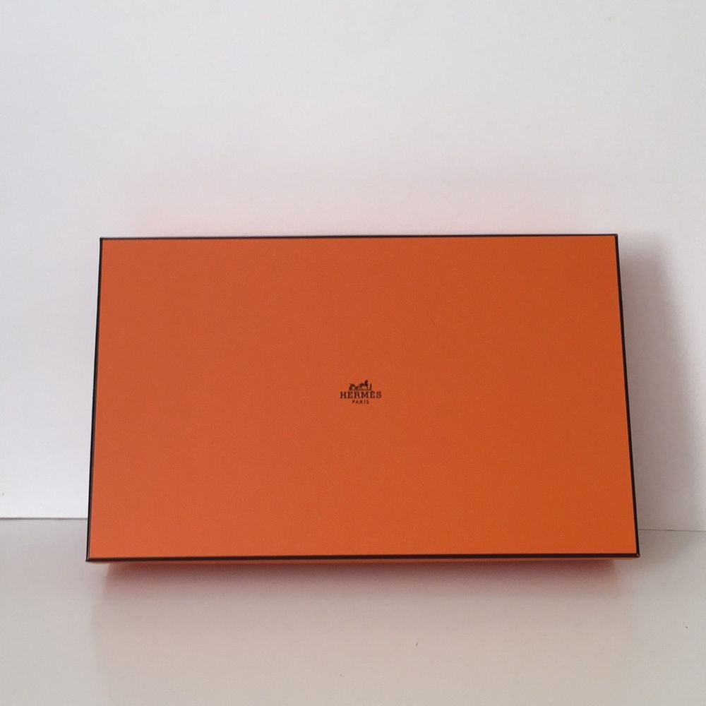HERMÈS gift box w/ribbon
